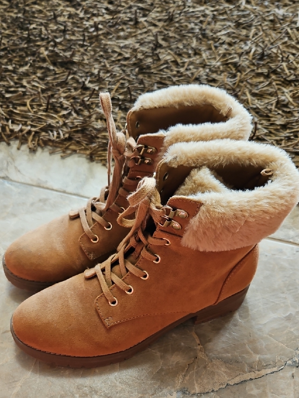 Faux-Fur Lined Tan Women’s Lace-Up Ankle Boots Size 8